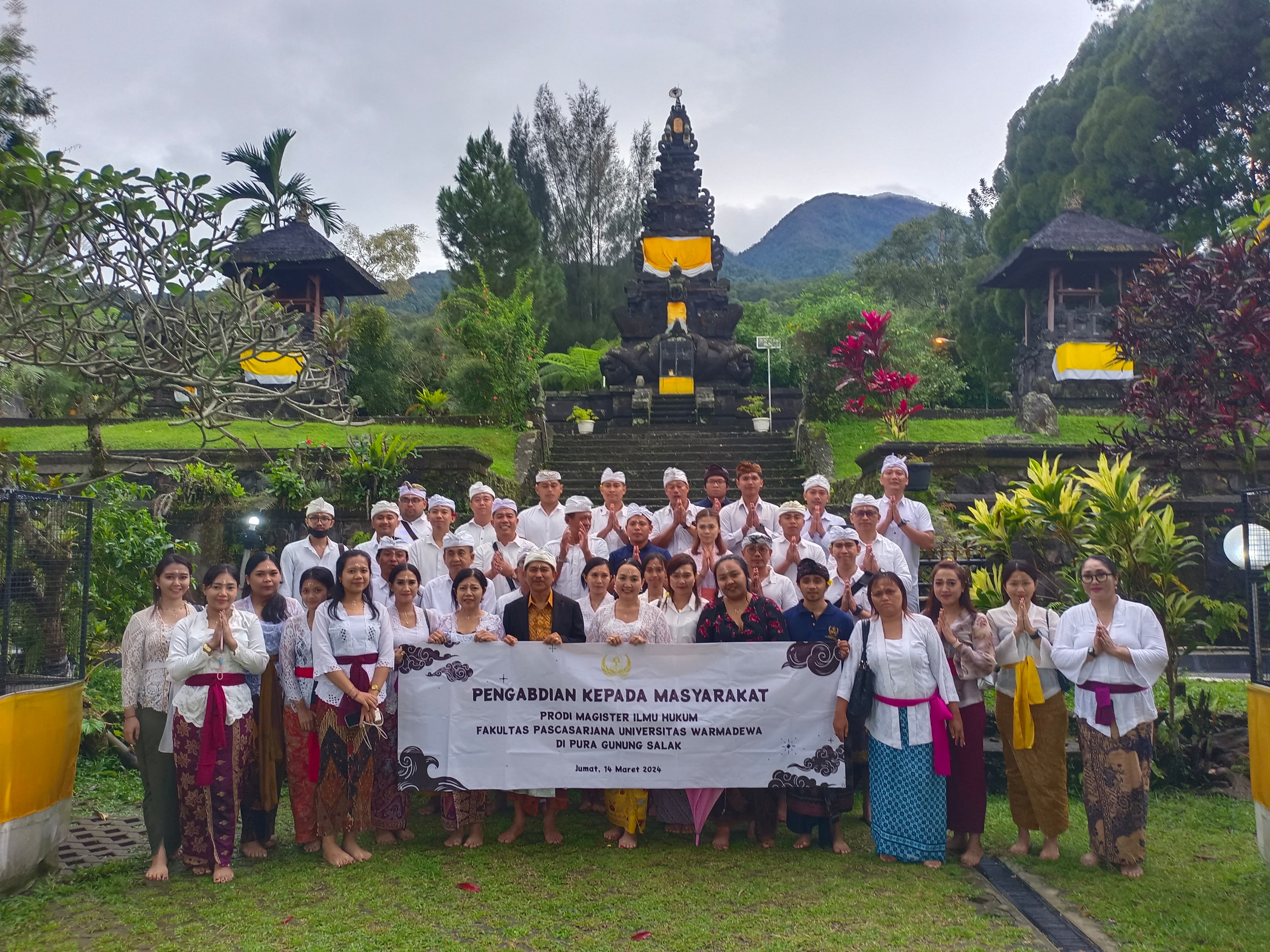 Prodi Magister Ilmu Hukum Fakultas Pascasarjana Universitas Warmadewa melaksanakan Pengabdian Kepada Masyarakat di Pura Parahyangan Agung Jagatkartta (Pura Gunung Salak) Bogor, Jawa Barat.